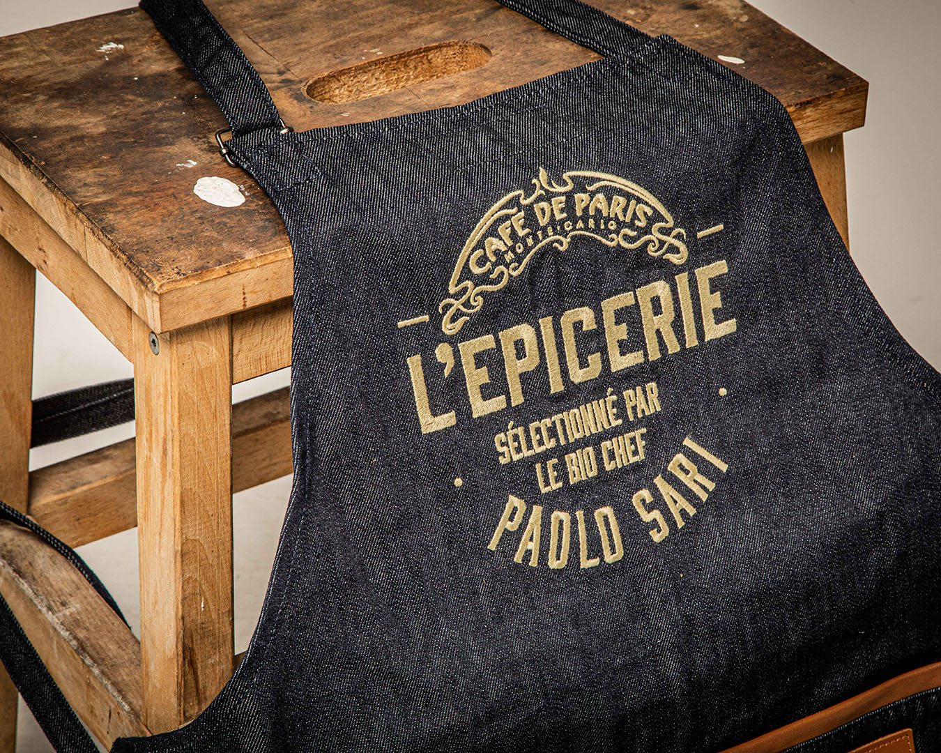 Tablier en denim brodé au logo de L'Épicerie du Café de Paris Monte-Carlo