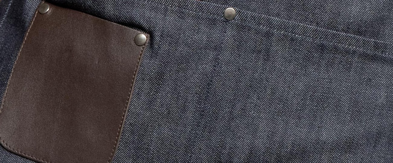 Broderie prénom sur tablier en denim, poche cuir