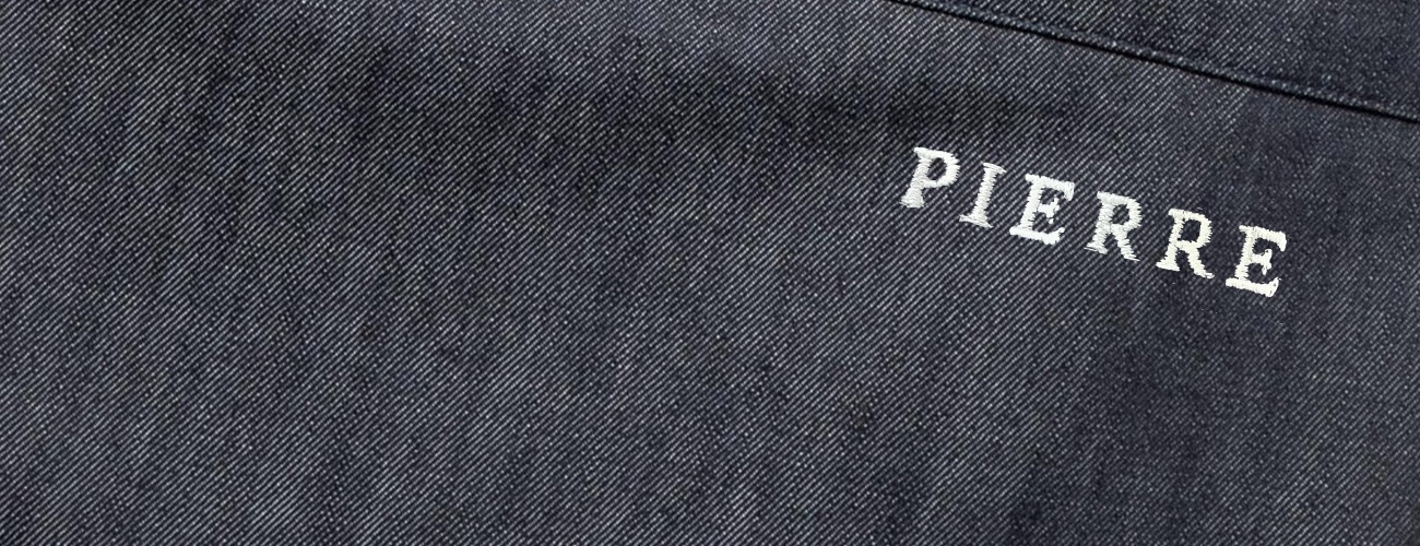 Prénom « Pierre » brodé sur un tablier en denim